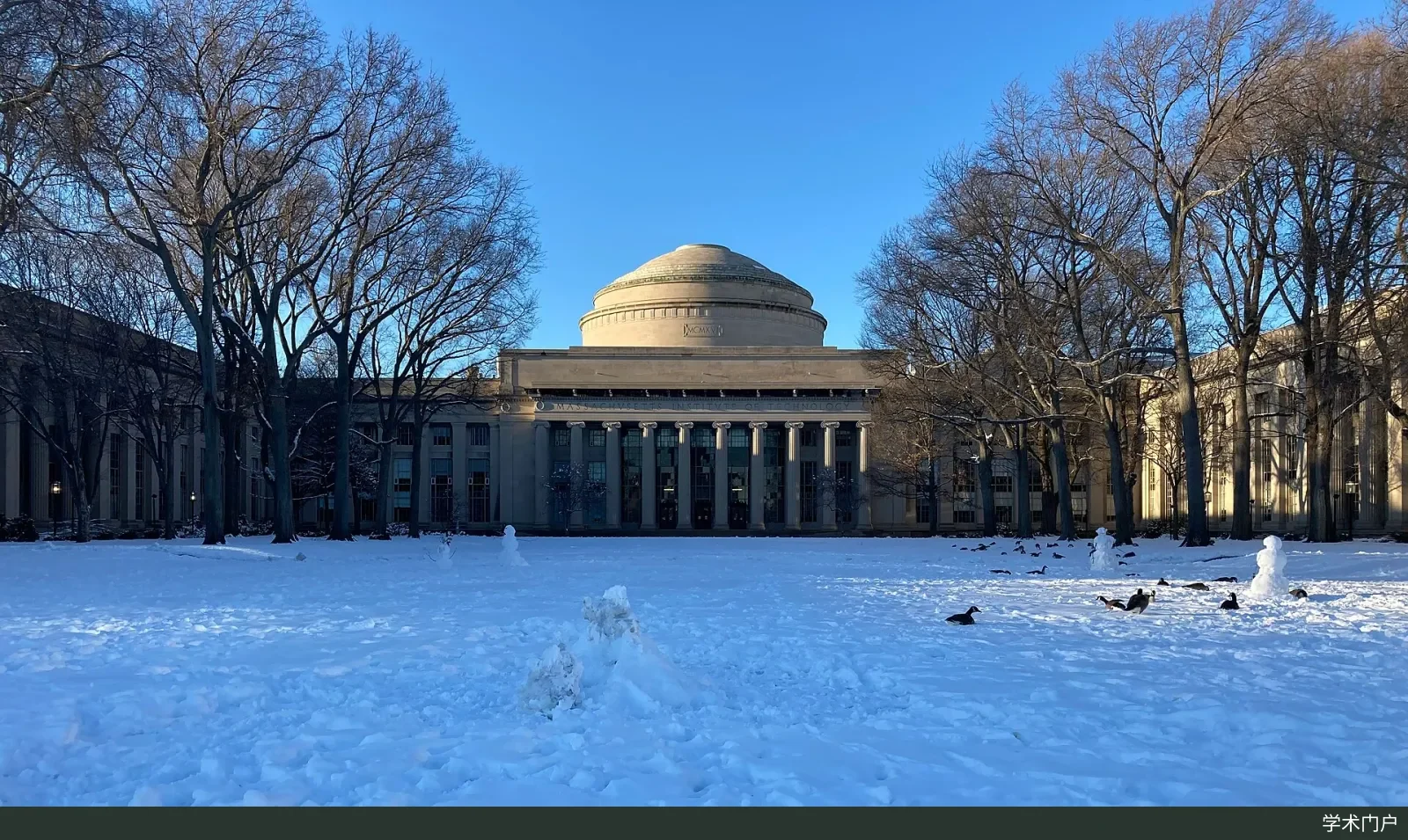 2021 年 2 月雪后的麻省理工学院大穹顶，前方 Killian Court 草坪覆盖积雪，两侧为新古典主义柱廊建筑