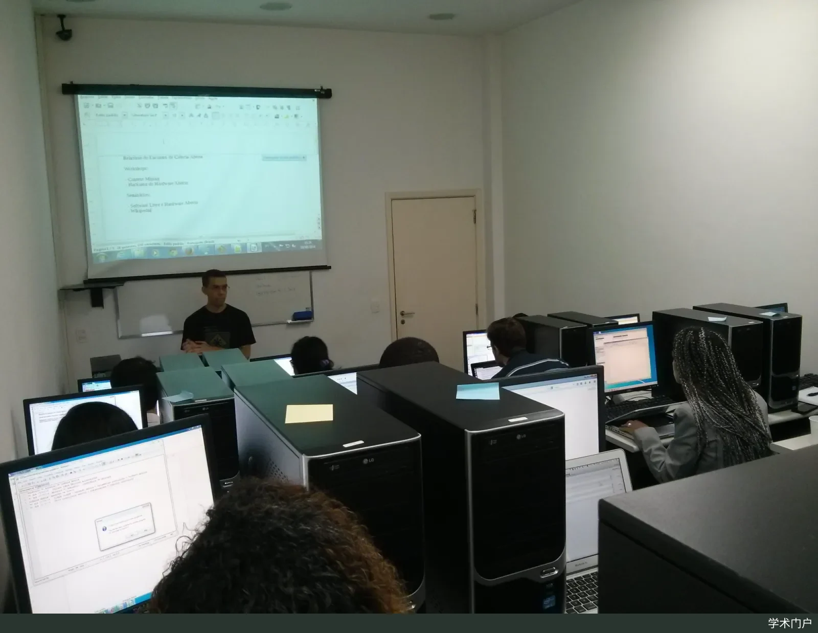 2014 年 8 月里约一场 Software Carpentry 工作坊现场。