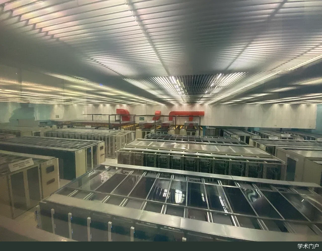 CERN 数据中心机房内景，成排的服务器机柜沿通道排列