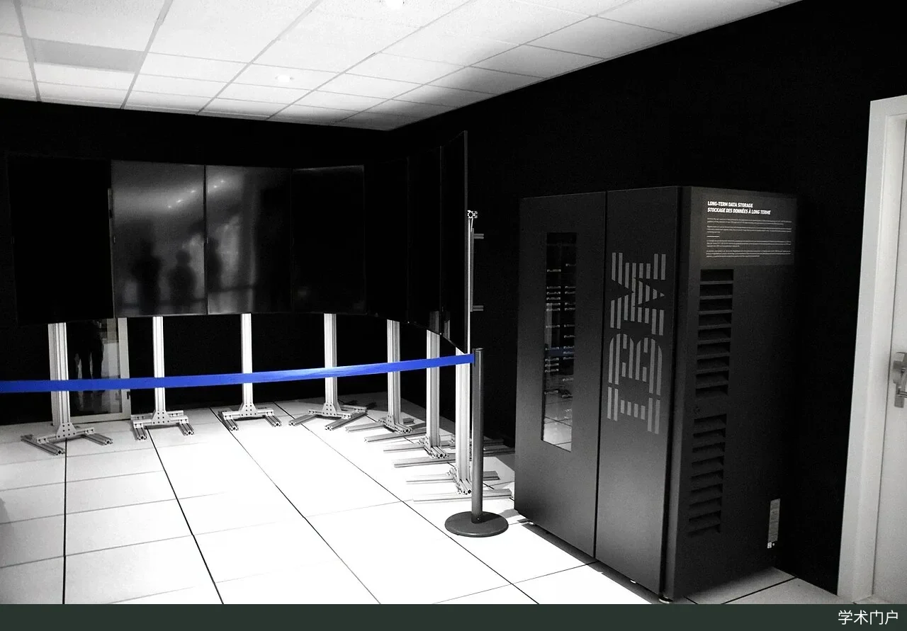 CERN 计算中心展区里一台黑色 IBM 机柜，标牌写着长期数据存储，前方拉着蓝色隔离带